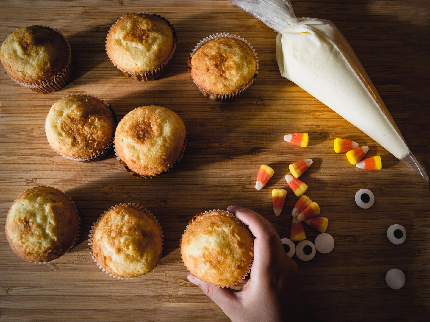 Frisch gebackene Muffins, die bereit sind verziert zu werden.