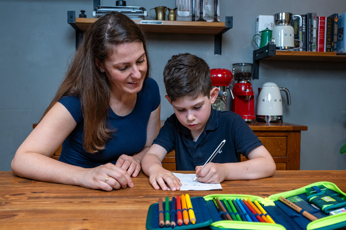 Mutter hilft Sohn bei den Hausaufgaben